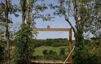 photograph “X.2020 — Tired framing” par David Farreny — www.farreny.net — France, cadre, frame, cadrage, framing, paysage, landscape, nature, colline, hill, campagne, countryside, balai, broom, arbres, trees, bois, wood, Occitanie, Gascogne, Gers, Lectoure