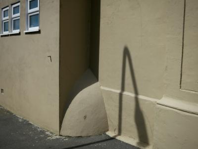 photograph “VIII.2015” par David Farreny — www.farreny.net — Royaume-Uni, United Kingdom, Grande-Bretagne, Great Britain, Angleterre, England, UK, GB, Londres, London, bâtiment, building, mur, wall, coin, corner, angle, lampadaire, lamp, ombre, shadow, fenêtres, windows, bitume, blacktop, asphalte, asphalt