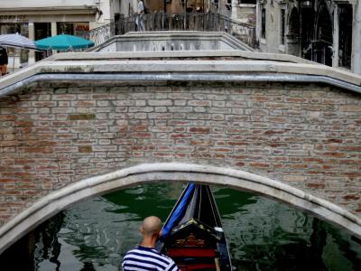 photograph “VIII.2013” par David Farreny — www.farreny.net — Italie, Italy, Vénétie, Veneto, Venise, Venice, Venezia, Venexia, Castello, canal, eau, water, gondole, gondola, bateau, boat, gondolier, batelier, boatman, ponts, bridges, brique, brick, pierre, stone, arche, arc, arch, homme, man, chauve, bald, bois, wood, métal, metal, rambarde, guardrail, passants, passers-by, piétons, pedestrians, parasols, sunshades, magasin, shop, Cornici, profusion, Italia