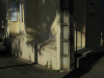 photograph “X.2017” par David Farreny — www.farreny.net — France, Occitanie, Gascogne, Gascony, Gers, Vic-Fezensac, rue, street, maison, house, bitume, blacktop, asphalte, asphalt, poteau, post, pole, ciment, cement, ombre, shadow, fenêtre, window, volets, shutters, bois, wood, voiture, car, panneau, sign, routier, roadsign