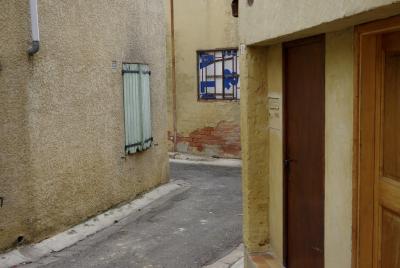 photograph “III.2021 — Faces of home, 129” par David Farreny — www.farreny.net — France, Occitanie, Gascogne, Gers, Éauze, Eauze, rue, street, ville, city, bourgade, town, ruelle, alley, portes, doors, fenêtre, grille, railings, volets, shutters, bois, wood, gouttière, drainpipe, bitume, blacktop, asphalte, asphalt, brique, brick, métal, metal, crépi, roughcast, mur, wall, boîte à lettres, mailbox, carton, cardboard, caractères, characters, lettres, letters, domicile, home