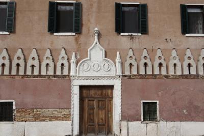 photograph “V.2022 — Faces of home, 160” par David Farreny — www.farreny.net — Italie, Italia, Italy, Vénétie, Veneto, Venise, Venice, Venezia, Venexia, maison, house, porte, door, bois, wood, fenêtres, windows, brique, brick, dessus-de-porte, overdoor, pierre, stone, volets, shutters, façade, facade, domicile, home