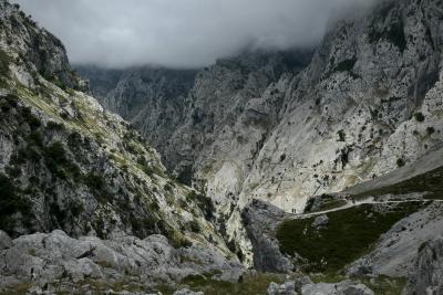 photograph “VII.2020” par David Farreny — www.farreny.net — Espagne, Spain, España, Asturies, Asturias, principauté, Poncebos, Cabrales, sentier du Cares, ruta del Cares, senda del Cares, Garganta divina, gorges, montagne, mountain, pics d'Europe, picos de Europa, peaks of Europe, nature, paysage, landscape, vallée, valley, nuages, clouds, rocher, rock, randonnée, trail, hike, hiking, randonneurs, hikers, chemin, path, précipice, gouffre, abyss, carte postale, postcard