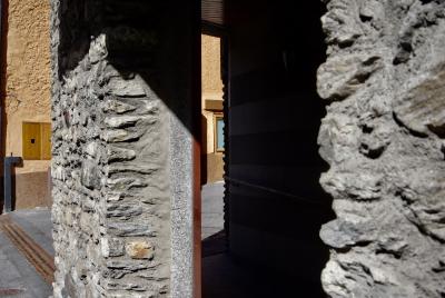 photograph “V.2023” par David Farreny — www.farreny.net — Andorre, Andorra, Canillo, maisons, houses, rue, street, bitume, blacktop, asphalte, asphalt, mur, wall, pierre, stone, porte, door, passage, fenêtre, window, verre, vitre, glass, bois, wood, métal, metal, ombre, shadow, pénombre, darkness