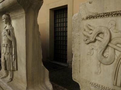 photograph “V.2017” par David Farreny — www.farreny.net — Italie, Italy, Italia, Latium, Lazio, Rome, Roma, Capitole, Capitoline Hill, musées du Capitole, Capitoline museums, cour, yard, courtyard, Antiquité, antiquity, sculpture, bas-relief, low relief, pierre, stone, homme, man, serpent, snake, frise, frieze, porte, door, art, architecture, Romain, Roman