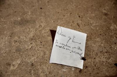 photograph “[Interlude] A simple heart” par David Farreny — www.farreny.net — France, ticket, caisse, sales, slip, receipt, église, church, prière, prayer, enfant, child, pierre, stone, mouche, fly, morte, dead, écriture, writing, Dieu je t'aime, God I love you, Je voudrai pa être morte en acouchant, I'd like not to die while giving birth, interlude, Occitanie, Aveyron, Rouergue, Bessuéjouls, Saint-Pierre-de-Bessuéjouls