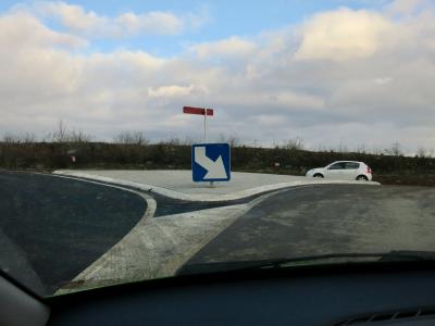 photograph “II.2012” par David Farreny — www.farreny.net — France, route, road, carrefour, crossing, crossroads, panneaux, routiers, roadsigns, voiture, car, îlot directionnel, traffic island, terre-plein, platform, essuie-glace, windscreen, windshield, wiper, circulation, traffic, Occitanie, Aveyron, Rouergue, Sébazac-Concourès, Onet-le-Château