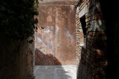 photograph “V.2022” par David Farreny — www.farreny.net — Italie, Italia, Italy, Vénétie, Veneto, Venise, Venice, Venezia, Venexia, ruelle, alley, brique, brick, mur, wall, tag, graffiti, vieux, old, carrefour, crossing, pierre, stone, feuilles, leaves, feuillage, foliage, fenêtre, window, ombre, shadow, coin, corner, angle, étroit, narrow