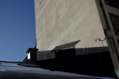 photograph “I.2023” par David Farreny — www.farreny.net — Andorre, Andorra, Canillo, hiver, winter, toit, roof, neige, snow, cheminée, chimney, immeuble, bâtiment, building, béton, concrete, mur, wall, paroi, gouttière, drainpipe, métal, metal, pierre, stone, câbles, cables, fils, wires, ombre, shadow, ciel, sky