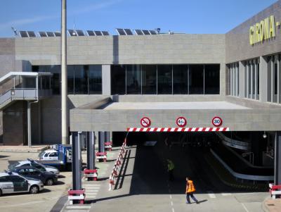 photograph “V.2014” par David Farreny — www.farreny.net — Espagne, Spain, España, Catalogne, Cataluña, Catalunya, Gérone, Girona, Gerona, aéroport, airport, aérogare, air terminal, inscription, enseigne, sign, bâtiment, building, béton, concrete, métal, metal, verre, glass, employés, employees, travailleurs, workers, gilet, orange, jaune, yellow, jacket, panneaux, signs, roadsigns, solaires, photovoltaïques, solar, panels, photovoltaic, poteau, pole, post, voitures, cars, police, guardia civil, civil guard, gendarmerie, toit, roof, route, road, bitume, blacktop, asphalte, asphalt, glissière, sécurité, crash, barrier, fenêtres, windows, baies, plate glass, escalier, stairs, rouge, blanc