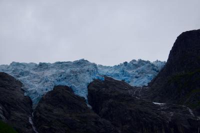 photograph “VI.2019 — Run away to the North, 138” par David Farreny — www.farreny.net — Norvège, Norway, Norge, Sogn og Fjordane, Sogndal, Fjærland, Supphellebreen, glacier, glace, ice, bleu, blue, rocher, rock, montagne, mountain, nature, froid, cold, cascade, waterfall, ciel, sky, gris, grey, gray, neige, snow, énorme, huge