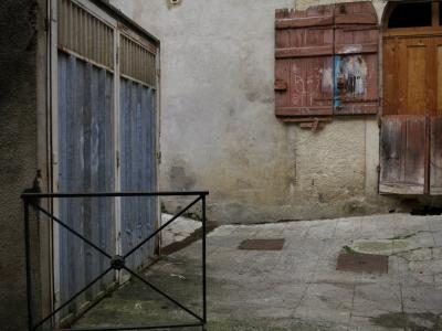 photograph “III.2017” par David Farreny — www.farreny.net — France, Occitanie, Gascogne, Gers, Auch, ville, city, rue, street, garage, portail, gate, métal, metal, tôle ondulée, corrugated iron, crépi, roughcast, porte, door, bois, wood, volets, shutters, trottoir, pavement, graffiti, dessin, drawing, craie, chalk, art, Picasso, vieux, old