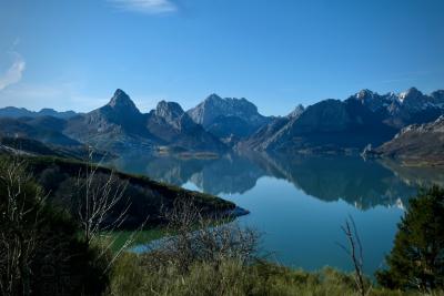 photograph “I.2020 — Lofoteñas” par David Farreny — www.farreny.net — Espagne, España, Spain, Castile and León, Castille-et-León, León, Riaño, pic, peak, Gilbo, lac, lake, barrage, reservoir, eau, water, montagnes, mountains, paysage, landscape, carte postale, postcard, arbres, trees, nature, hiver, winter, reflet, reflection, Espagne arctique, Arctic Spain
