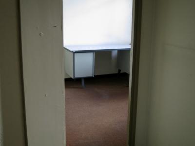 photograph “XII.2012 — Remembrance of the jail” par David Farreny — www.farreny.net — France, bureau, office, desk, pièce, room, vide, empty, emptiness, métal, metal, porte, door, moquette, carpet, embrasure, encadrement, frame, doorway, bois, wood, Occitanie, Aveyron, Rouergue, Rodez
