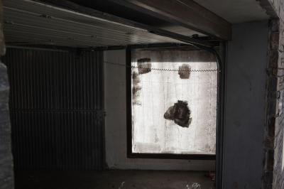 photograph “IX.2021” par David Farreny — www.farreny.net — Andorre, Andorra, Escaldes-Engordany, immeuble, bâtiment, building, garage, portail, gate, métal, metal, baie, window, verre, vitre, glass, mur, pierre, stone, béton, concrete, lumière, light, intérieur, inside