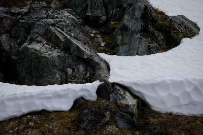 photograph “VI.2019 — Run away to the North, 156” par David Farreny — www.farreny.net — Norvège, Norway, Norge, Sogn og Fjordane, Stryn, Hjelledalen, Gamle Strynefjellsveg, neige, snow, rocher, rock, blanc, white, noir, black, nature, touch, contact