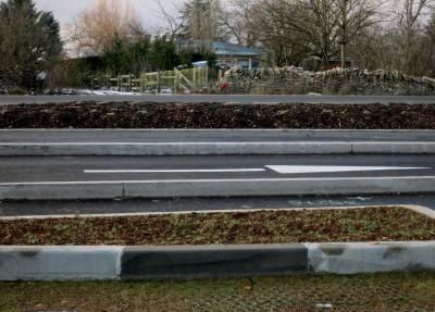 photograph “II.2012 — 35275” par David Farreny — www.farreny.net — France, route, road, terre-pleins, platforms, îlot directionnel, traffic island, herbe, grass, terre, earth, soil, grillage, fencing, béton, concrete, peinture, paint, 35275, flèche, arrow, trottoir, pavement, bitume, blacktop, asphalte, asphalt, mur, wall, pierre sèche, dry stone, clôture, fence, bois, wood, arbres, trees, maison, house, neige, snow, profusion, Occitanie, Aveyron, Rouergue, Sébazac-Concourès