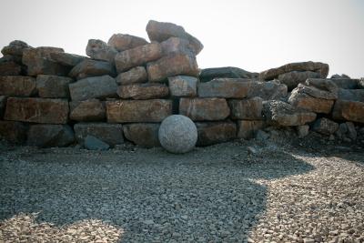 photograph “III.2012 — The reverse side of the sun” par David Farreny — www.farreny.net — France, rochers, rocks, cailloux, stones, sphère, sphere, boule, ball, volumes, pierre, stone, soleil, sun, ombre, shadow, tas, heap, pile, Occitanie, Rouergue, Aveyron, Espalion, Bozouls, Biounac, zone artisanale, Peyrolebade