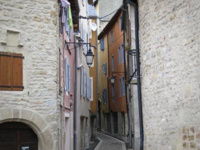 photograph “IX.2012” par David Farreny — www.farreny.net — France, Languedoc-Roussillon, Lozère, Mende, carte postale, postcard, rue, street, ruelle, alley, lane, arc, arch, plein cintre, semi-circular, volets, shutters, bois, wood, lampadaires, lights, lamps, fenêtres, windows, balcon, balcony, linge, washing, gouttières, drainpipes, étroit, narrow, profusion, portes, doors, ville, city, pierre, stone, câbles, cables, fils, wires