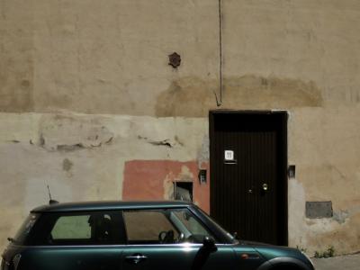 photograph “V.2017 — 111” par David Farreny — www.farreny.net — Italie, Italy, Italia, Latium, Lazio, Rome, Roma, ville, city, rue, street, mur, wall, porte, door, plaque, plate, numéro, number, 111, voiture, car, verte, green, métal, metal, câble, cable, fil, wire, poignée, handle