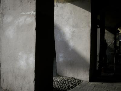 photograph “IV.2015” par David Farreny — www.farreny.net — Italie, Italy, Italia, Ligurie, Liguria, Gênes, Genova, Genoa, Zena, piliers, pillars, colonnes, columns, ciment, cement, gris, grey, gray, galets, pebbles, dallage, paving, pavement, pierre, stone, ombre, shadow