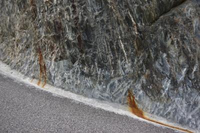 photograph “IX.2023” par David Farreny — www.farreny.net — Andorre, Andorra, Canillo, route, road, bitume, blacktop, asphalt, asphalte, paroi, mur, wall, roche, rocher, rock, traînées, coulures, streaks, rouille, rust, rusty
