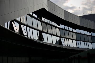 photograph “V.2005” par David Farreny — www.farreny.net — France, Occitanie, Haute-Garonne, Blagnac, aéroport, airport, Toulouse, bâtiment, immeuble, building, fenêtres, windows, métal, metal, verre, vitre, glass, reflets, reflections, antennes, antennas, nuages, clouds, architecture