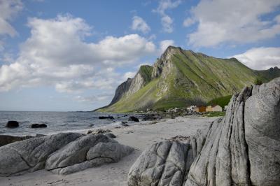 photograph “VII.2017 — Run away to the North, 263” par David Farreny — www.farreny.net — Norvège, Norway, Nordland, Norvège du Nord, Nord-Norge, Flakstad, Vikten, Viktenveien, montagne, mountain, nature, paysage, landscape, village, hameau, hamlet, ciel, sky, nuages, clouds, rochers, rocks, mer, sea, eau, water, carte postale, postcard, maisons, houses