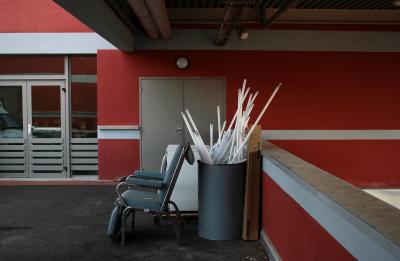 photograph “X.2009 — In the hospital, 4. Bouquet” par David Farreny — www.farreny.net — France, hôpital, hospital, fauteuil, armchair, tubes, néon, neon, porte, door, poubelle, bin, can, béton, concrete, verre, glass, Occitanie, Aveyron, Rouergue, Rodez, Bourran
