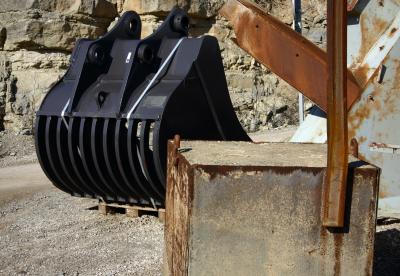 photograph “II.2006” par David Farreny — www.farreny.net — France, Occitanie, Aveyron, Rouergue, Onet-le-Château, carrière, quarry, roche, rock, pelle, shovel, métal, metal, rouille, rust, rusty, bloc, block, béton, concrete, cube, palette, pallet, profusion