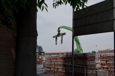 photograph “V.2022 — Sanmarco” par David Farreny — www.farreny.net — Italie, Italia, Italy, Vénétie, Veneto, Venise, Venice, Venezia, Venexia, port, harbour, harbor, grue, crane, métal, metal, arbre, tree, feuilles, leaves, mur, wall, brique, brick, Sennebogen, pierre, stone, barrière, guardrail, rambarde, gate, panneau, sign, poteau, post, pole, tronc, trunk, bâtiment, building, emballage, packing, plastique, plastic, Sanmarco