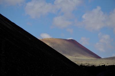 photograph “V.2016 — Lancerotte, 49” par David Farreny — www.farreny.net — Espagne, España, Spain, Canaries, Canarias, Canary, Lanzarote, Lancerotte, île, island, volcans, volcanoes, montagnes, mountains, Caldera colorada, paysage, landscape, nuages, clouds, Taús