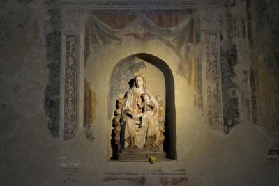 photograph “VIII.2022” par David Farreny — www.farreny.net — Italie, Italia, Italy, Toscane, Toscana, Tuscany, Arezzo, statue, Vierge Marie, Virgin Mary, Jésus, Jesus, Christ, San Domenico, église, church, basilique, basilica, art, sculpture, mur, wall, paroi