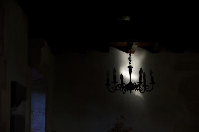 photograph “XI.2020 — Memories of Gascony” par David Farreny — www.farreny.net — France, Occitanie, Gascogne, Gascony, Gers, Jegun, maison, house, salon, lounge, pierre, stone, mur, wall, fenêtre, window, tableau, painting, poutres, beams, bois, wood, lampe, lamp, ampoules, bulbs, lumière, light, métal, metal, chaîne, chain, plante, plant, matin, morning, bougies, candles