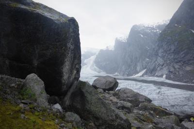 photograph “VI.2019 — Run away to the North, 151” par David Farreny — www.farreny.net — Norvège, Norway, Norge, Norvège de l'Ouest, Vestlandet, Sogn og Fjordane, Sogn, Luster, Veitastrond, Jostedalsbreen, Austerdalsbreen, glacier, glace, ice, montagnes, mountains, pics, peaks, sommets, rocher, roche, rock, paysage, landscape, brume, mist, pluie, rain, mousse, moss