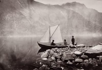 photograph “Untitled photograph (1877), Knud Knudsen (1832-1915)” par David Farreny — www.farreny.net — Musée national de Norvège, Nasjonalgalleriet, Norvège, Norway, Norge, Oslo, Christiania, Knud Knudsen, XIXe siècle, 19th century, art, fjord, bateau, boat, voile, ship, sail, montagnes, mountains, eau, water, rochers, rocs, rocks, rivage, shore, hommes, men, enfant, child, photographie, photograph, photo, noir et blanc, black and white, flou, blur