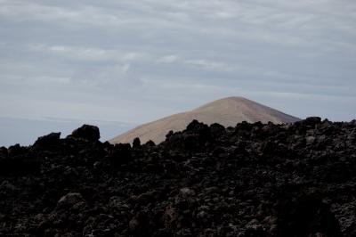 photograph “V.2016 — Lancerotte, 66” par David Farreny — www.farreny.net — Espagne, Spain, España, Canaries, Canary, Canarias, Lanzarote, Lancerotte, île, island, volcan, volcano, montagne, mountain, Tinajo, paysage, landscape, lave, lava, nuages, clouds, rochers, rocks, sommet, summit, top