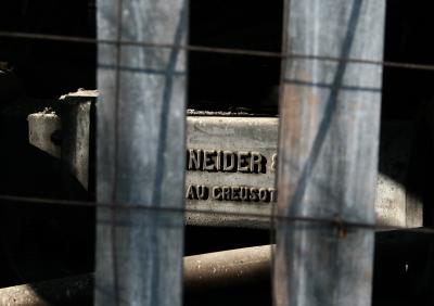 photograph “XI.2009 — At Le Creusot (alt.)” par David Farreny — www.farreny.net — France, Decazeville, Aveyron, Rouergue, Occitanie, machine, métal, metal, clôture, fence, paling, planches, planks, grillage, wire, Schneider, Le Creusot, Creusot, rouille, rust, rusty, industrie, industry