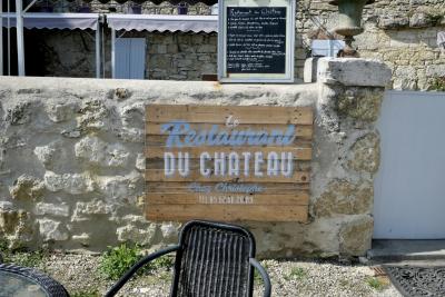 photograph “V.2018” par David Farreny — www.farreny.net — France, Occitanie, Gascogne, Gascony, Gers, Lavardens, restaurant, table, chaise, chair, muret, low wall, pierre, stone, portail, gate, bois, wood, menu, panneau, board, Le Restaurant du Château, Chez Christophe, parasol, umbrella, terrasse, terrace, gravier, gravel, pot, volets, shutters, enseigne, sign, peinture, paint, structure, métal, metal