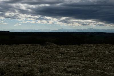 photograph “I.2018” par David Farreny — www.farreny.net — France, Occitanie, Gascogne, Gers, Jegun, paysage, landscape, hiver, winter, campagne, countryside, champ, field, terre, earth, sol, soil, horizon, nuages, clouds, montagnes, mountains, neige, snow, Pyrénées, Pyrenees, chaîne, range, cailloux, stones