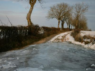 photograph “II.2012” par David Farreny — www.farreny.net — France, Occitanie, Rouergue, Aveyron, Olemps, chemin, path, campagne, countryside, hiver, winter, glace, ice, neige, snow, haie, hedge, arbres, trees, champs, fields, virage, bend, paysage, landscape, carte postale, postcard