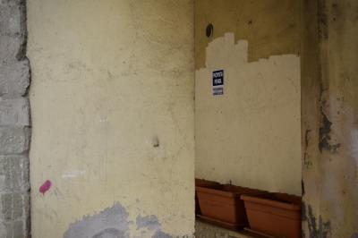 photograph “X.2019” par David Farreny — www.farreny.net — Italie, Italia, Italy, Toscane, Toscana, Tuscany, Pistoia, Pistoie, immeuble, bâtiment, building, pierre, stone, murs, walls, planters, jardinières, panneau, sign, Proprietà privata, Propriété privée, Private property, jaune, yellow, beige