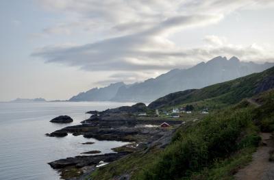 photograph “VII.2014 — Run away to the North, 224” par David Farreny — www.farreny.net — Norvège, Norway, Norge, Nord-Norge, Nordland, Lofoten, Flakstad, Nesland, paysage, landscape, marin, seascape, montagnes, mountains, mer, sea, eau, water, chemin, path, nuages, clouds, soir, evening, été, summer, rochers, rocks, maisons, houses, bois, wood, bateau, boat