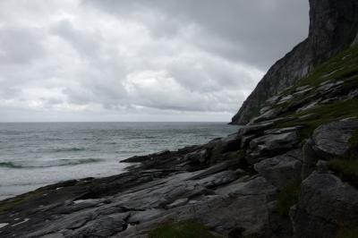 photograph “VII.2017 — Run away to the North, 258” par David Farreny — www.farreny.net — Norvège, Norway, Norge, Norvège du Nord, Nord-Norge, Nordland, Fredvang, mer, sea, eau, water, horizon, montagne, mountain, roche, rocher, rock, noir, black, nuages, clouds, rivage, seashore, Hovdan
