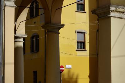 photograph “X.2019” par David Farreny — www.farreny.net — Italie, Italia, Italy, Émilie-Romagne, Emilia-Romagna, Bologne, Bologna, ville, city, immeuble, bâtiment, building, rue, street, arcades, arc, arch, arche, fenêtres, windows, colonnes, columns, piliers, pillars, gouttière, drainpipe, câbles, cables, fils, wires, panneau, routier, sign, roadsign, sens interdit, one way, plaque, plate, via della Grada, chapiteaux, capitals