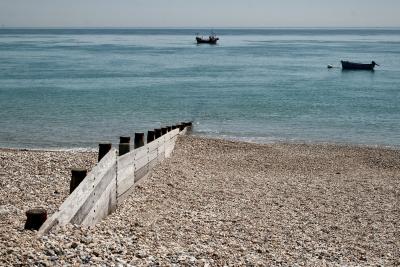 photograph “V.2013” par David Farreny — www.farreny.net — Royaume-Uni, United Kingdom, Grande-Bretagne, Great Britain, Angleterre, UK, GB, England, South East, West Sussex, Chichester, Selsey, mer, sea, Channel, Manche, plage, beach, rivage, seashore, bateaux, boats, galets, cailloux, shingle, pebbles, horizon, eau, water, paysage, landscape, seascape, épi, groyne, brise-lames, breakwater, bois, wood