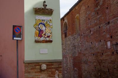 photograph “X.2019” par David Farreny — www.farreny.net — Italie, Italia, Italy, Toscane, Toscana, Tuscany, Pise, Pisa, San Miniato, Saint-Miniatus, ville, city, rue, street, brique, brick, bas-relief, low relief, Ave Maria, religion, catholicisme, catholicism, catholique, catholic, christianisme, christianism, Vierge, Marie, Virgin, Mary, Jésus, Jesus, Christ, lampe, lamp, panneau, routier, sign, roadsign, mur, wall, gouttière, gutter, métal, metal