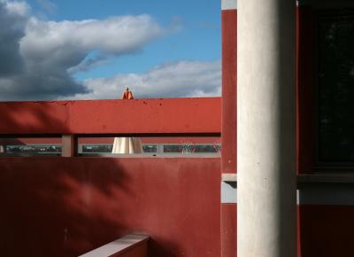 photograph “X.2009 — In the hospital, 1. Playground” par David Farreny — www.farreny.net — France, hôpital, hospital, aire de jeux, playground, mur, wall, nuages, clouds, béton, concrete, fenêtre, window, parasol, sunshade, paniers, baskets, Occitanie, Rouergue, Aveyron, Rodez, Bourran