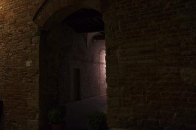 photograph “X.2019” par David Farreny — www.farreny.net — Italie, Italia, Italy, Toscane, Toscana, Tuscany, Sienne, Siena, Casole d'Elsa, soir, evening, nuit, night, village, rue, street, ruelle, alley, pierre, stone, brique, brick, médiéval, medieval, angle, coin, corner, pénombre, darkness, sombre, dark, lumière, light, numéro, number, 32, plaque, plate, passage, porte, door, arche, arc, arch