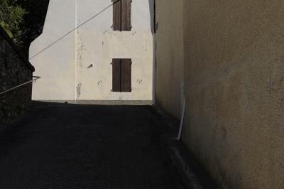 photograph “III.2017” par David Farreny — www.farreny.net — France, Occitanie, Gascogne, Gers, Gondrin, village, rue, street, ruelle, alley, maison, house, fenêtres, windows, volets, shutters, bois, wood, rampe, ramp, métal, metal, fil, wire, câble, cable, ombre, shadow, mur, wall, crépi, roughcast, arbre, tree